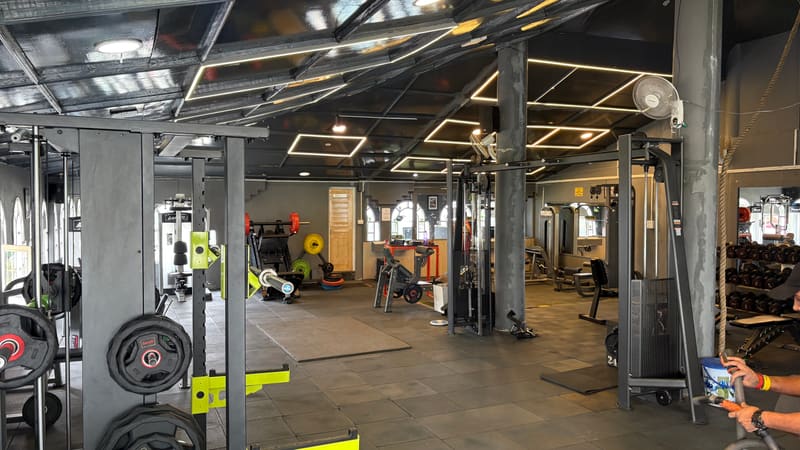 Strength training machines on the DA Fitness gym floor