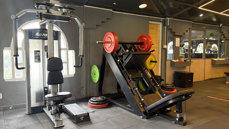 Resistance machines at the DA Fitness training floor