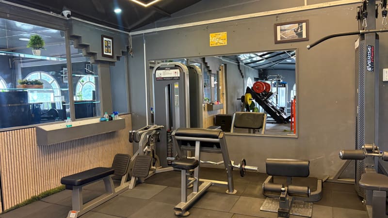 Strength equipment lined up along the DA Fitness gym floor